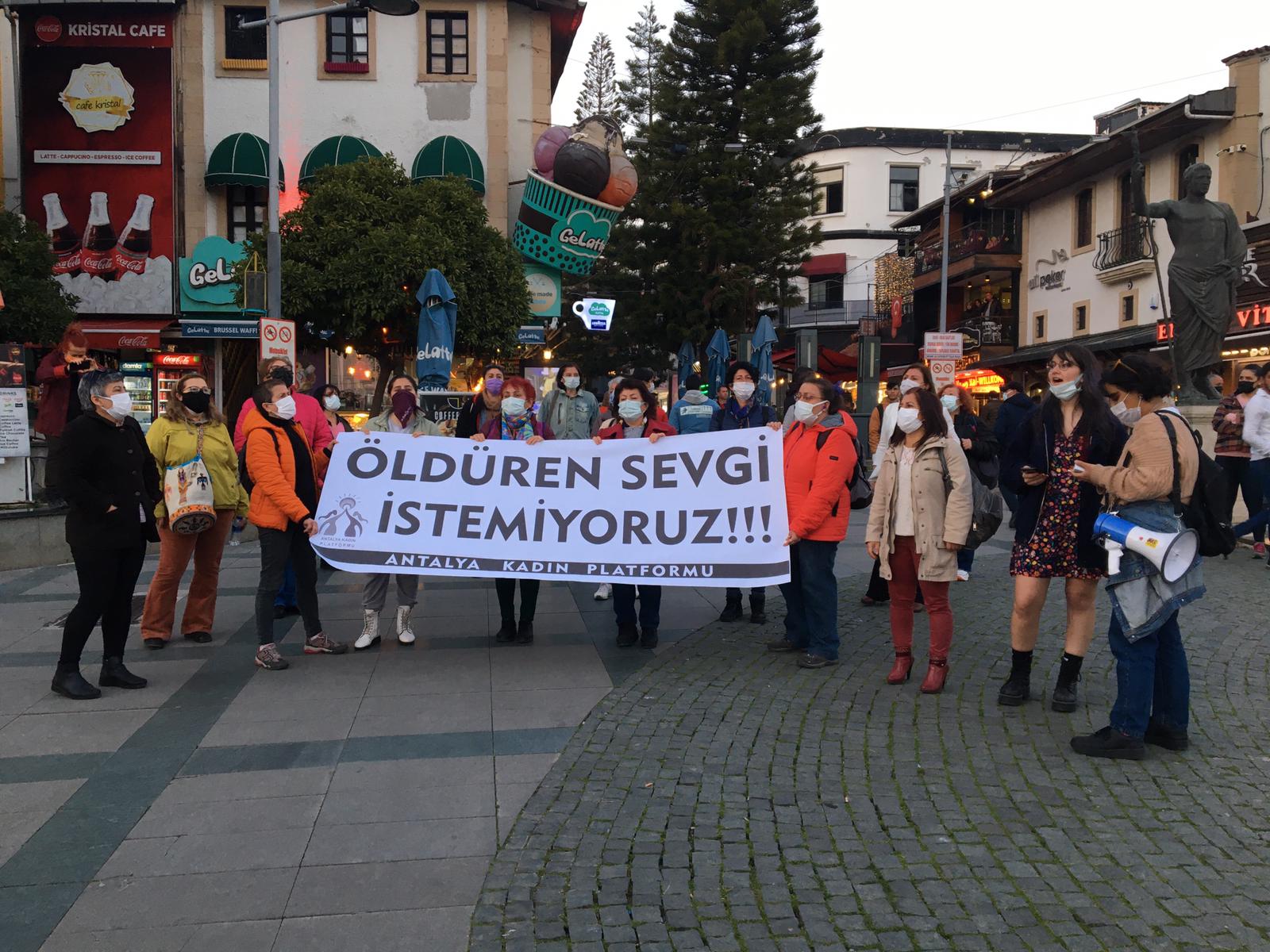 Antalya ve Adana&#8217;da &#8220;Öldüren sevgi istemiyoruz&#8221; isyanı