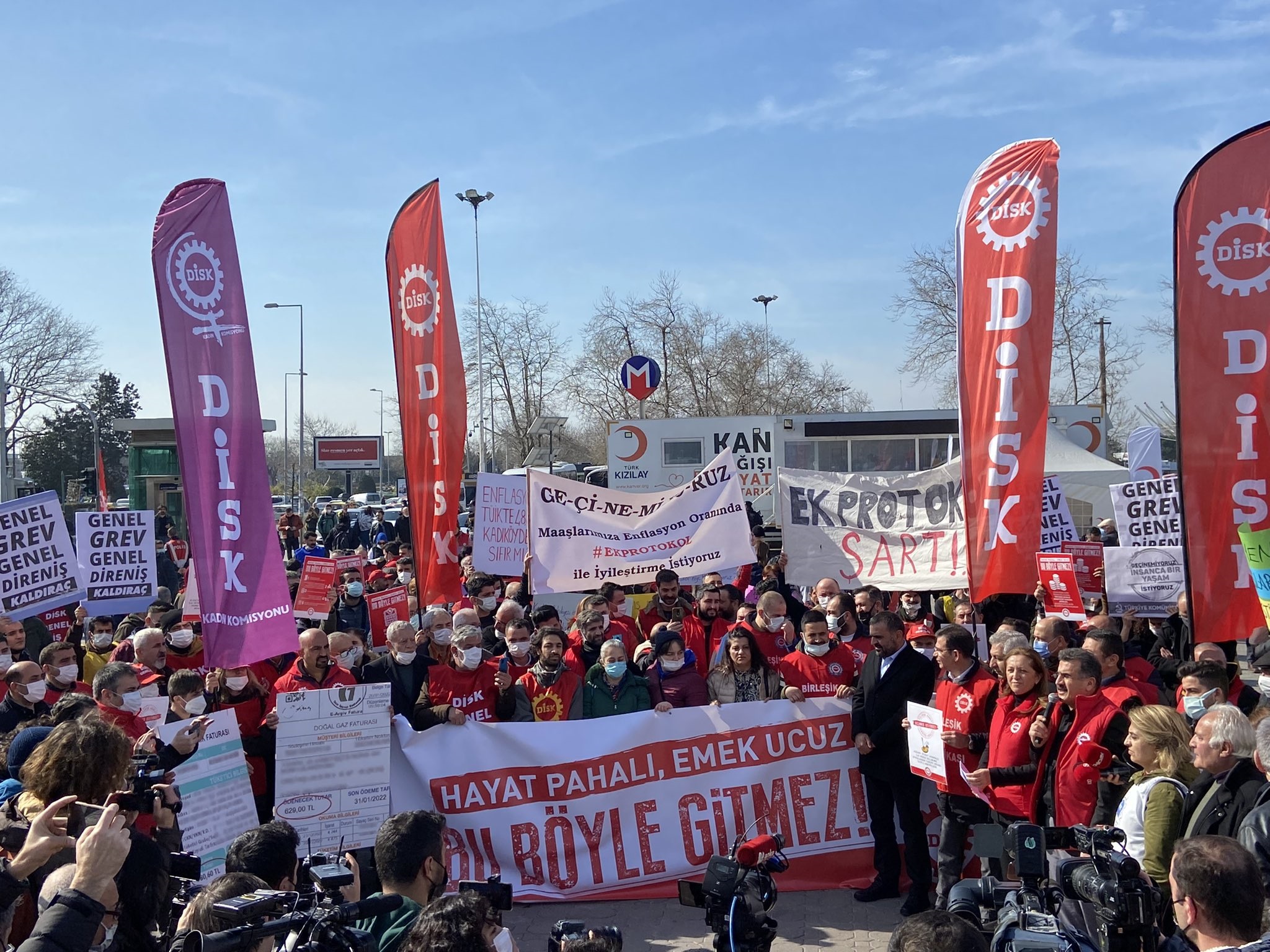 DİSK Kadıköy&#8217;den seslendi: &#8220;Hayat pahalı, emek ucuz, bu böyle gitmez&#8221;