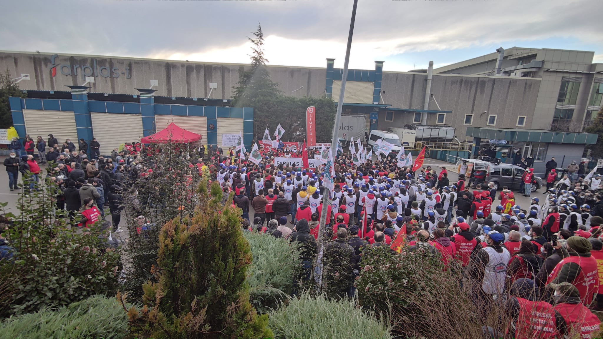 DİSK yönetiminden Farplas işçilerine dayanışma ziyareti: #FarplasİscisiYalnızDeğildir