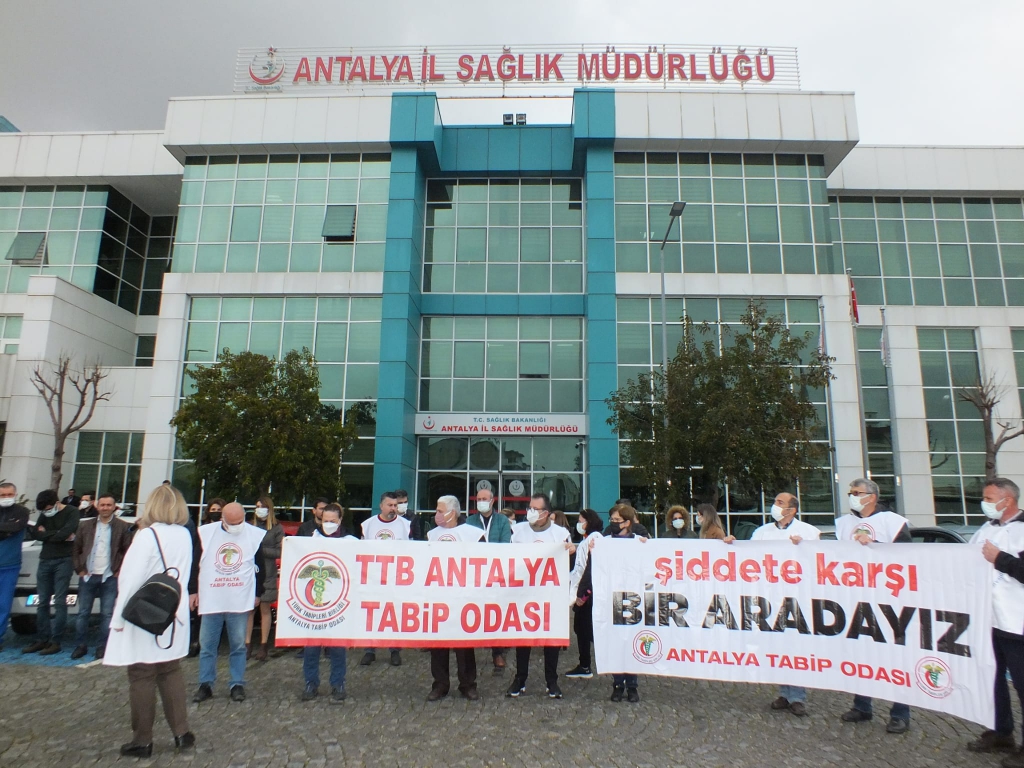 Bir hekimin şiddet gördüğü Kepez Devlet Hastanesi’nde eylem: “Etkin bir şiddet yasası çıkana kadar mücadele edeceğiz”
