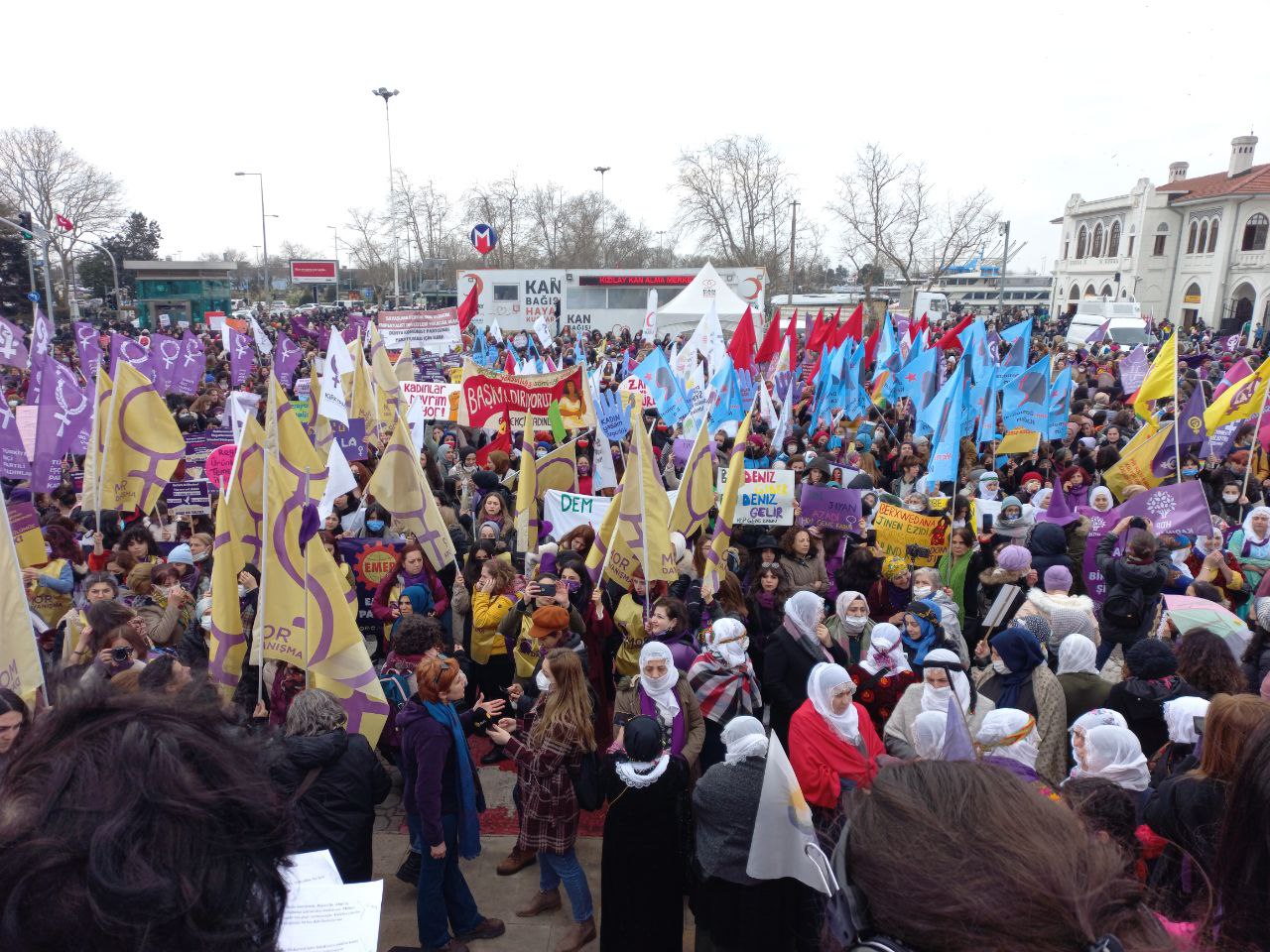 Kadıköy’de 8 Mart Buluşması: “Yoksulluğa, şiddete, sömürüye karşı mücadelemizi büyütüyoruz”