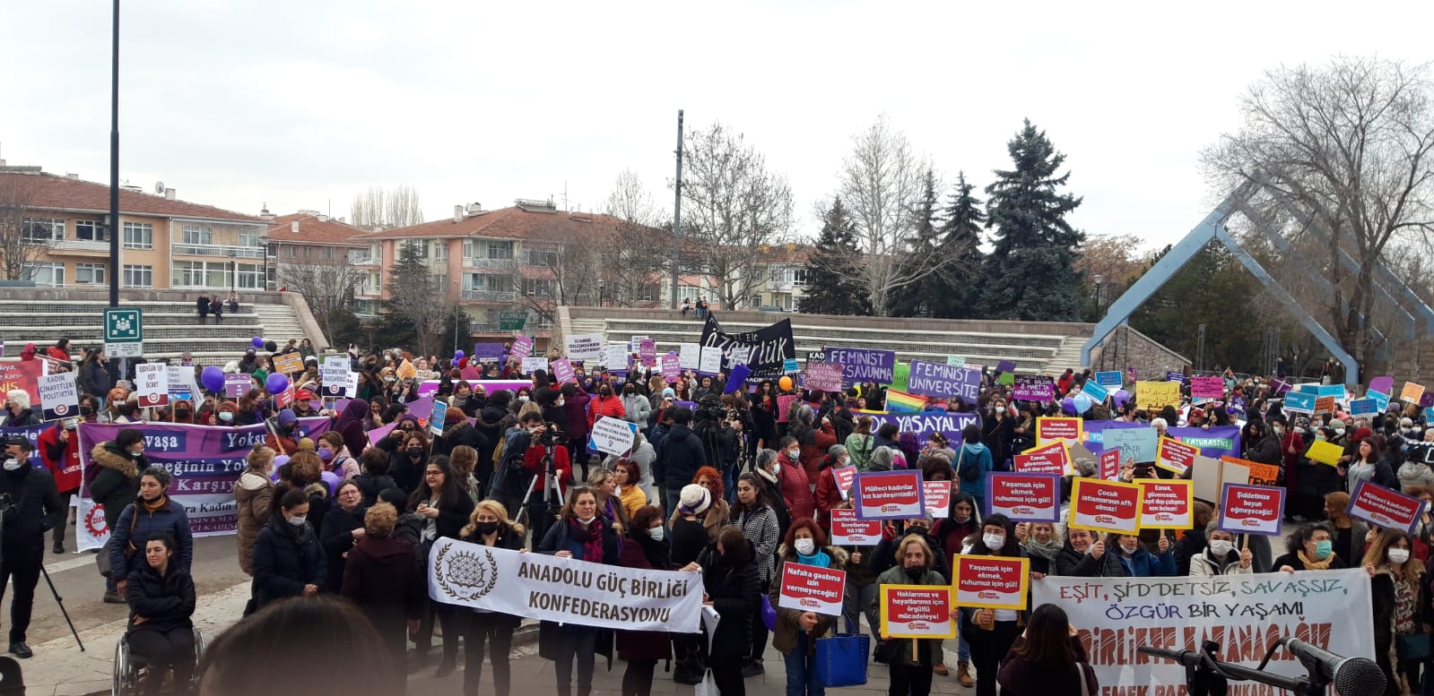 Ankara’da kadınlar Anıtpark’ta: &#8220;Krize, yoksulluğa, şiddete ve savaşa karşı yaşasın 8 Mart!&#8221;