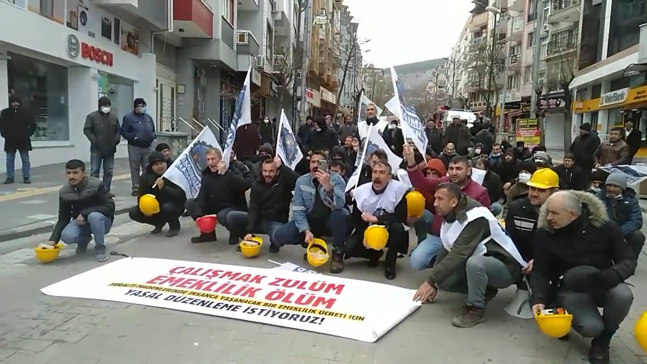 Madenciler düşük emekli maaşına karşı yürüdü: &#8220;Çalışmak zulüm, emeklilik ölüm&#8221;