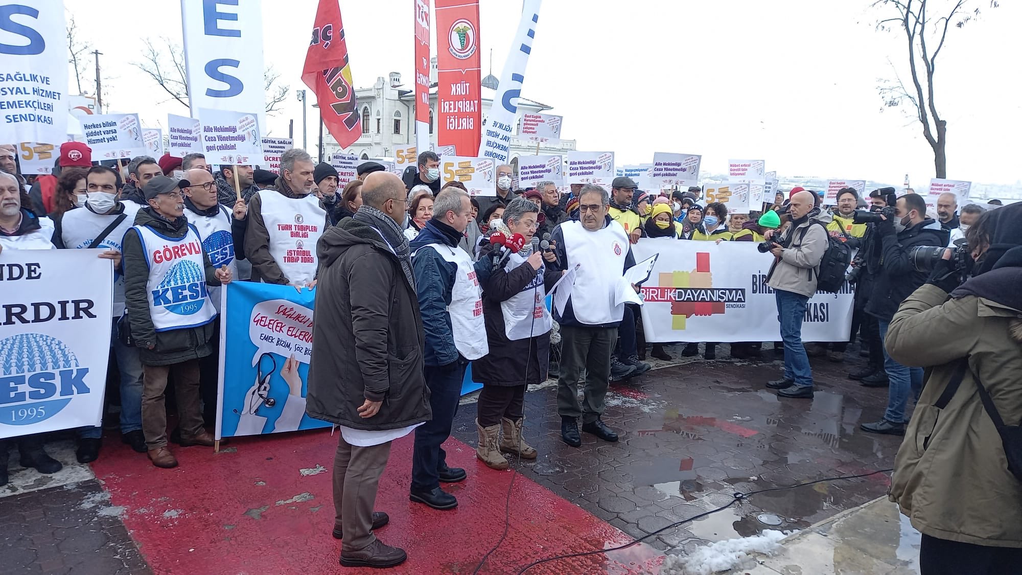 Sağlık emekçileri Kadıköy&#8217;den seslendi: Hiçbir yere gitmiyoruz, hakkımız olanı alacağız