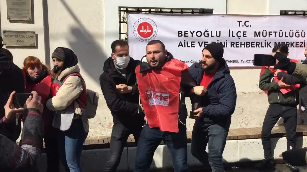 İstiklal&#8217;de zamları protesto eden SODAP üyelerine polis saldırısı
