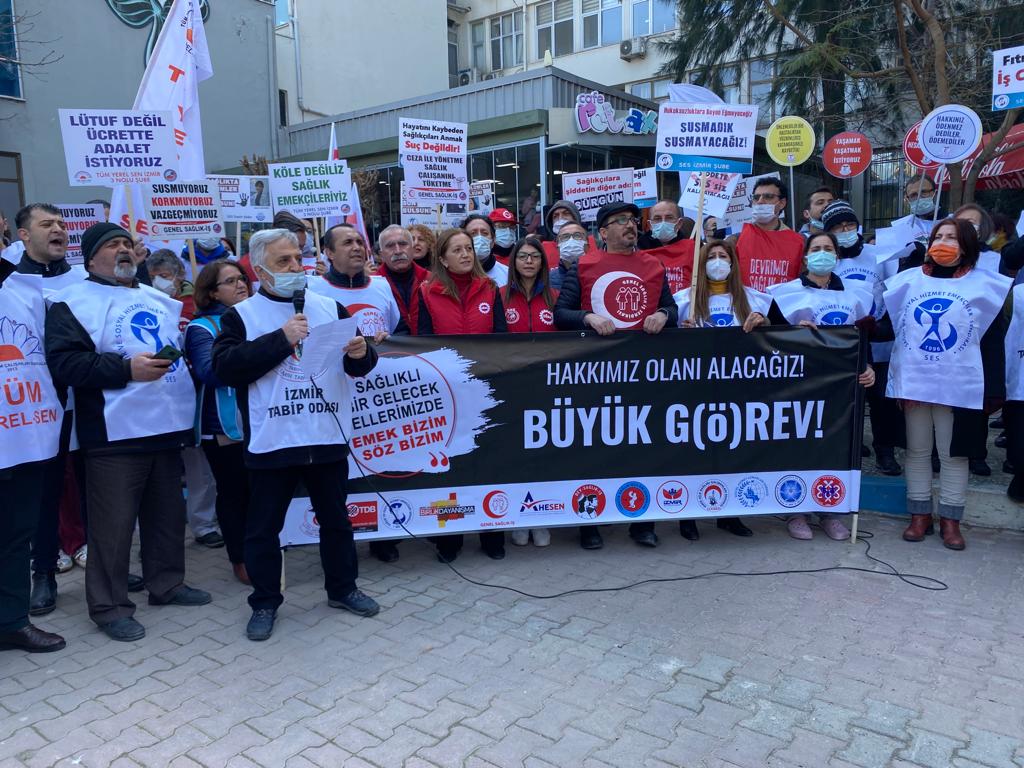 Sağlık emekçilerinin G(ö)REV'i ikinci günde: "Bugün önlüğümüzü çamura bulamaya çalışanlara karşı her yeri beyaza boyama günüdür"