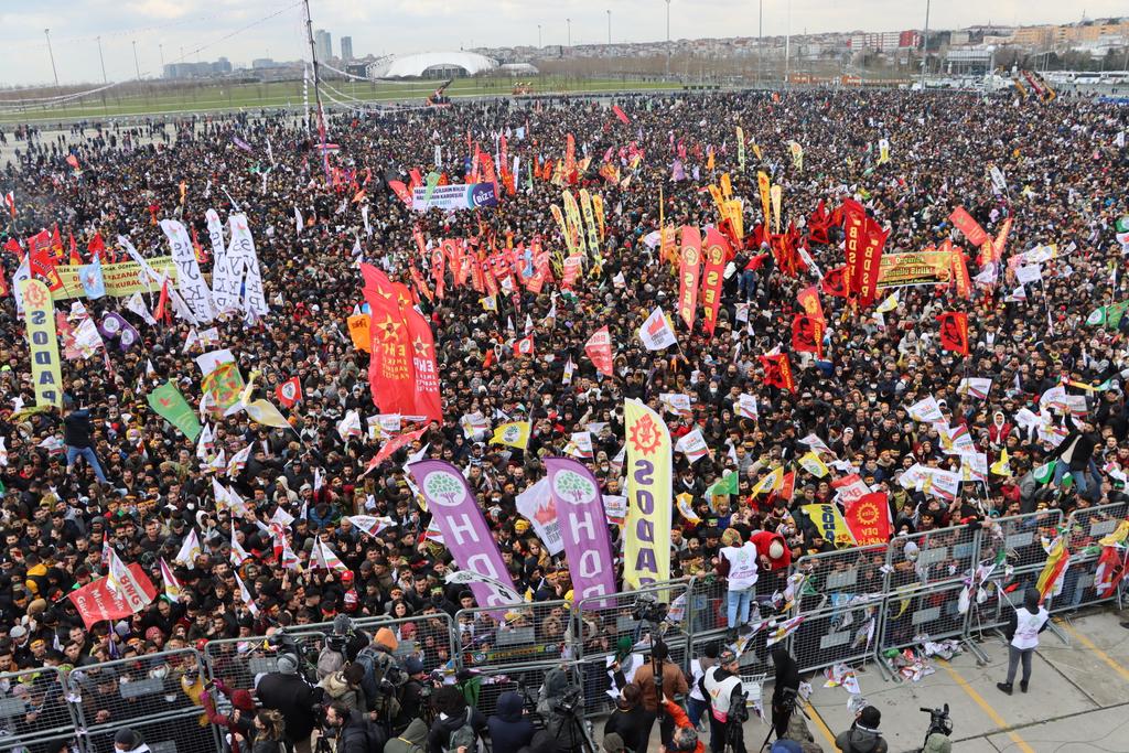 Onbinler İstanbul’da Newroz alanını doldurdu: “Savaşa karşı barış ve kardeşlik”