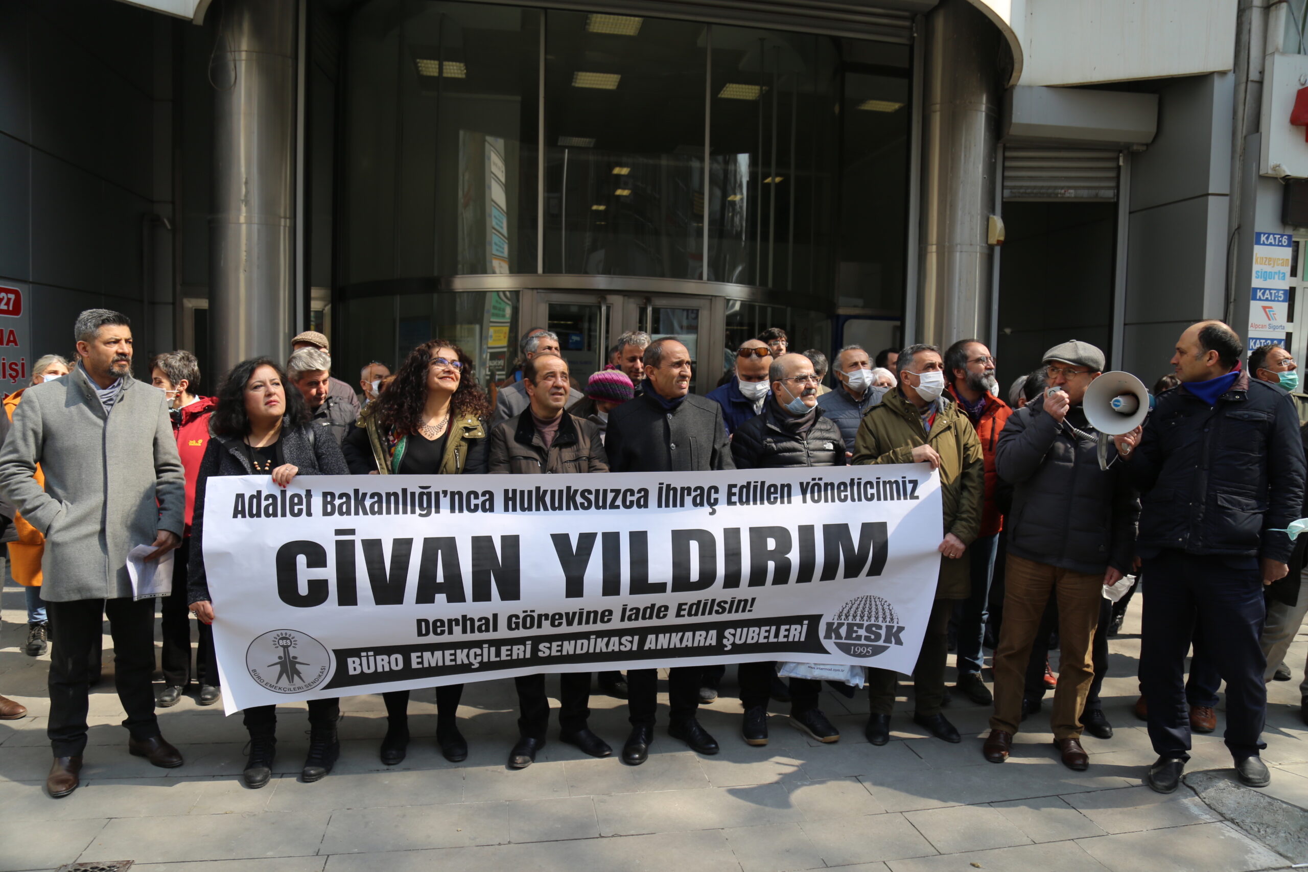 Büro emekçileri ihraç edilen BES şube yöneticisi Yıldırım için eylemdeydi: &#8220;OHAL, KHK&#8217;lerle hâla sürdürülüyor&#8221;