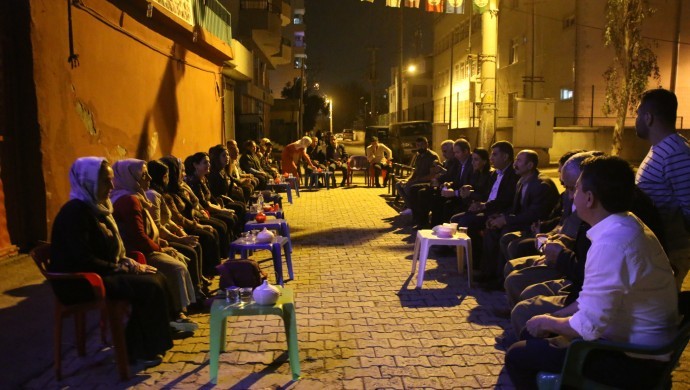 Cizre HDP önünde nöbette: &#8220;Direneceğiz&#8221;
