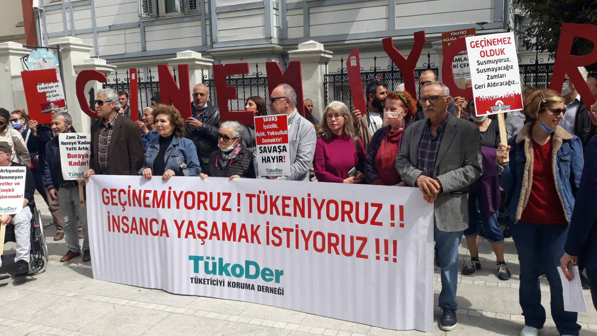 TÜKODER, &#8220;İnsanca yaşamak istiyoruz!&#8221; diyerek 8 ilde sokağa çıktı