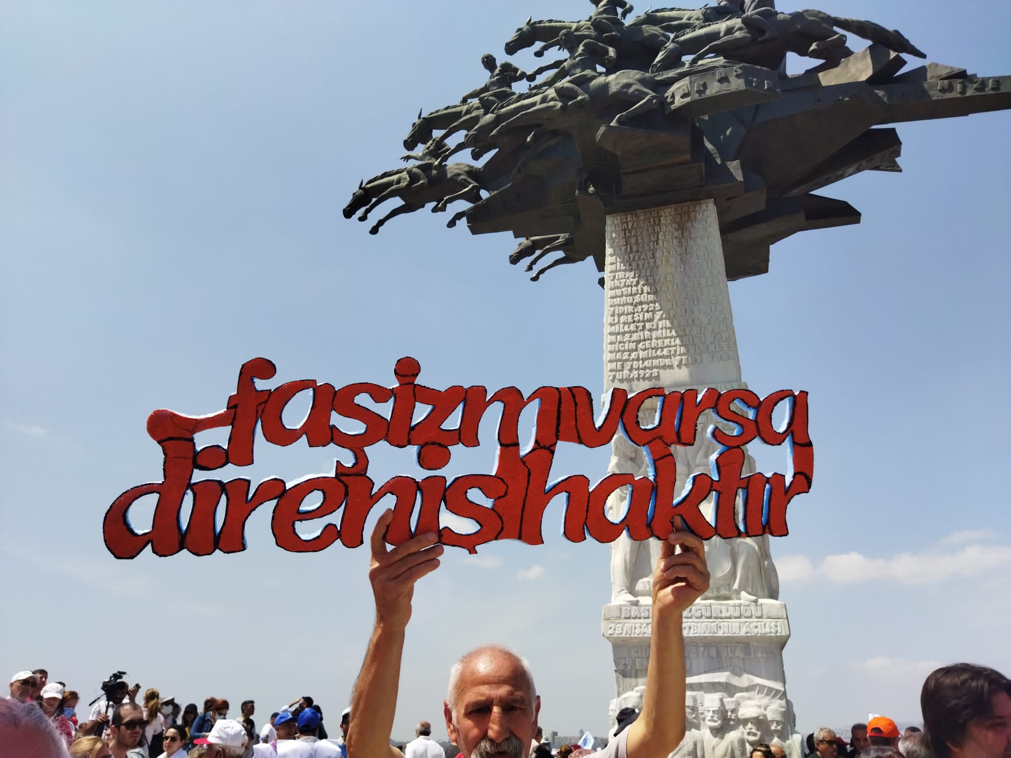 Direniş iradesi dört yanda sokağa çıktı: İl il 1 Mayıs eylemleri…