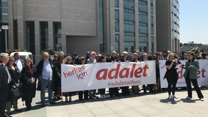 Avukatlardan Çağlayan&#8217;da Adalet Nöbeti: &#8220;Gezi Davası ve Kaftancıoğlu davası kararlarının milletin vicdanında yeri yoktur&#8221;