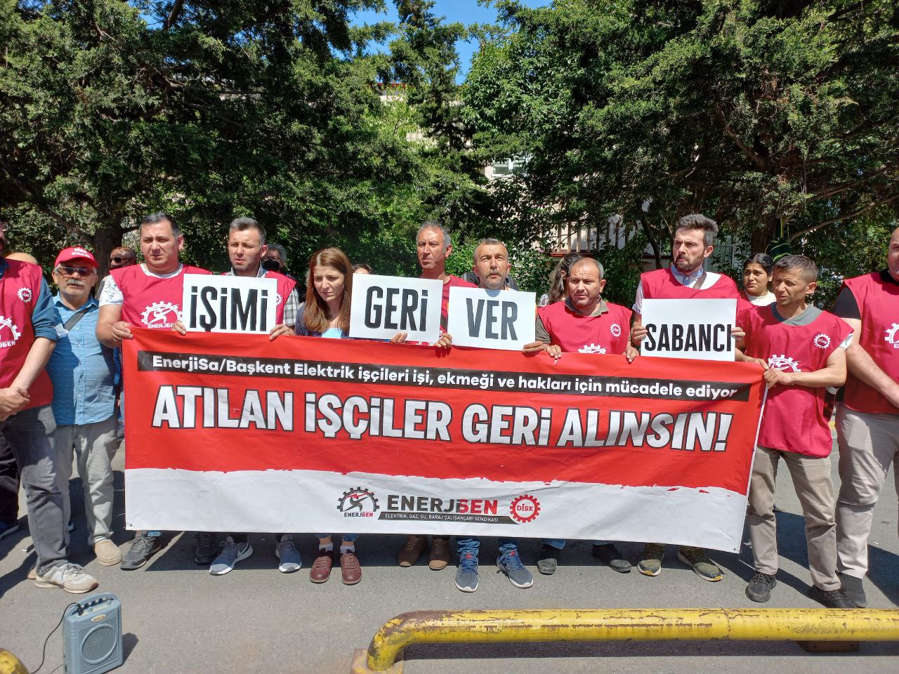 EnerjiSA işçileri Sabancı Kuleleri önünden seslendi: &#8220;Üç günde biter dedikleri direniş 50 gündür devam ediyor&#8221;