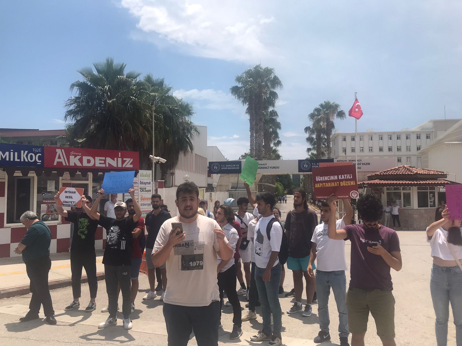Antalya&#8217;da üniversitelilerden intiharların aydınlatılması talebi