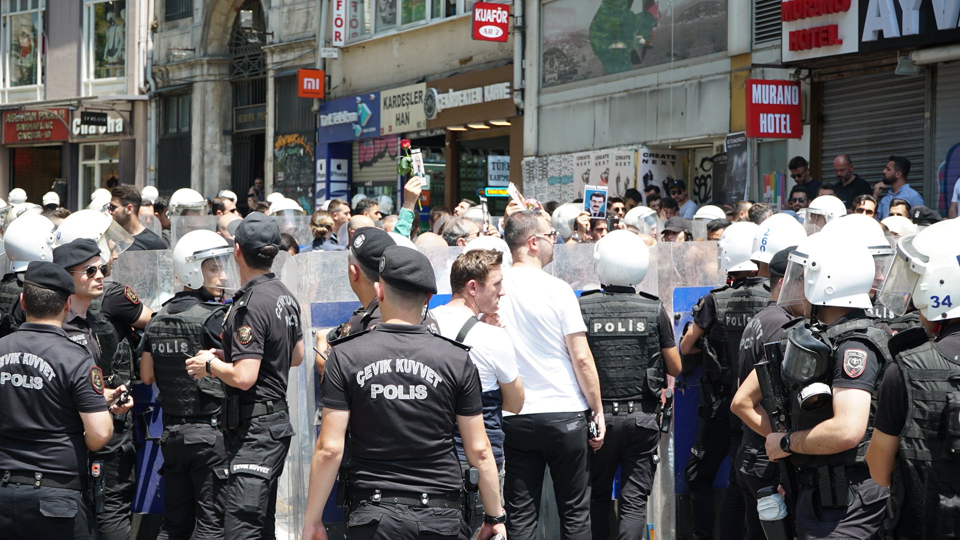 Cumartesi Anneleri 900. haftada bir kez daha Galatasaray Meydanı&#8217;nda: &#8220;Ne yaparsanız yapın vazgeçmeyeceğiz!&#8221;