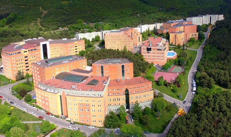 Yeditepe Üniversitesi&#8217;nden çalışanlara kısa ve yırtmaçlı etek, yakası açık bluz ve kısa şort giymeyin uyarısı