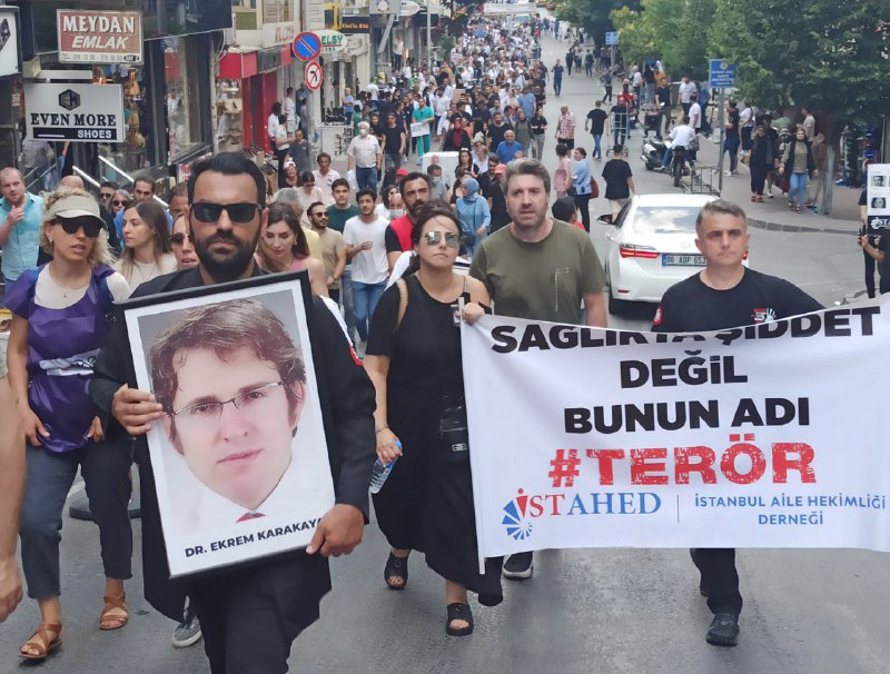 Sağlık emekçilerinin öfkesi barikatları aşıp İstanbul İl Sağlık Müdürlüğü&#8217;ne dayandı