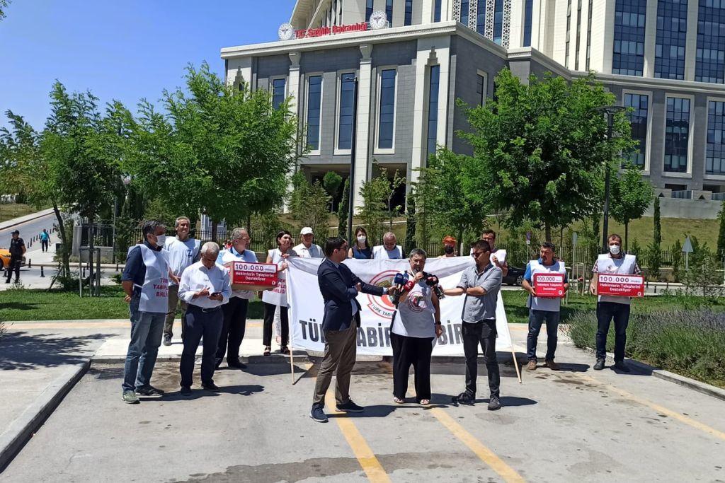 TTB 10 acil talebi polis saldırısına rağmen Sağlık Bakanlığı&#8217;na iletti: “Sağlığımız için hekimlere kulak verin&#8221;