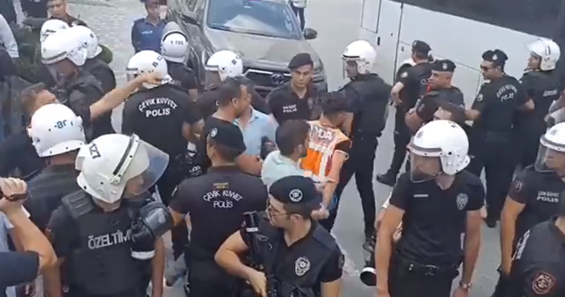 Gazeteci Zeynep Kuray, inşaat işçilerinin eylemini takip ederken gözaltına alındı