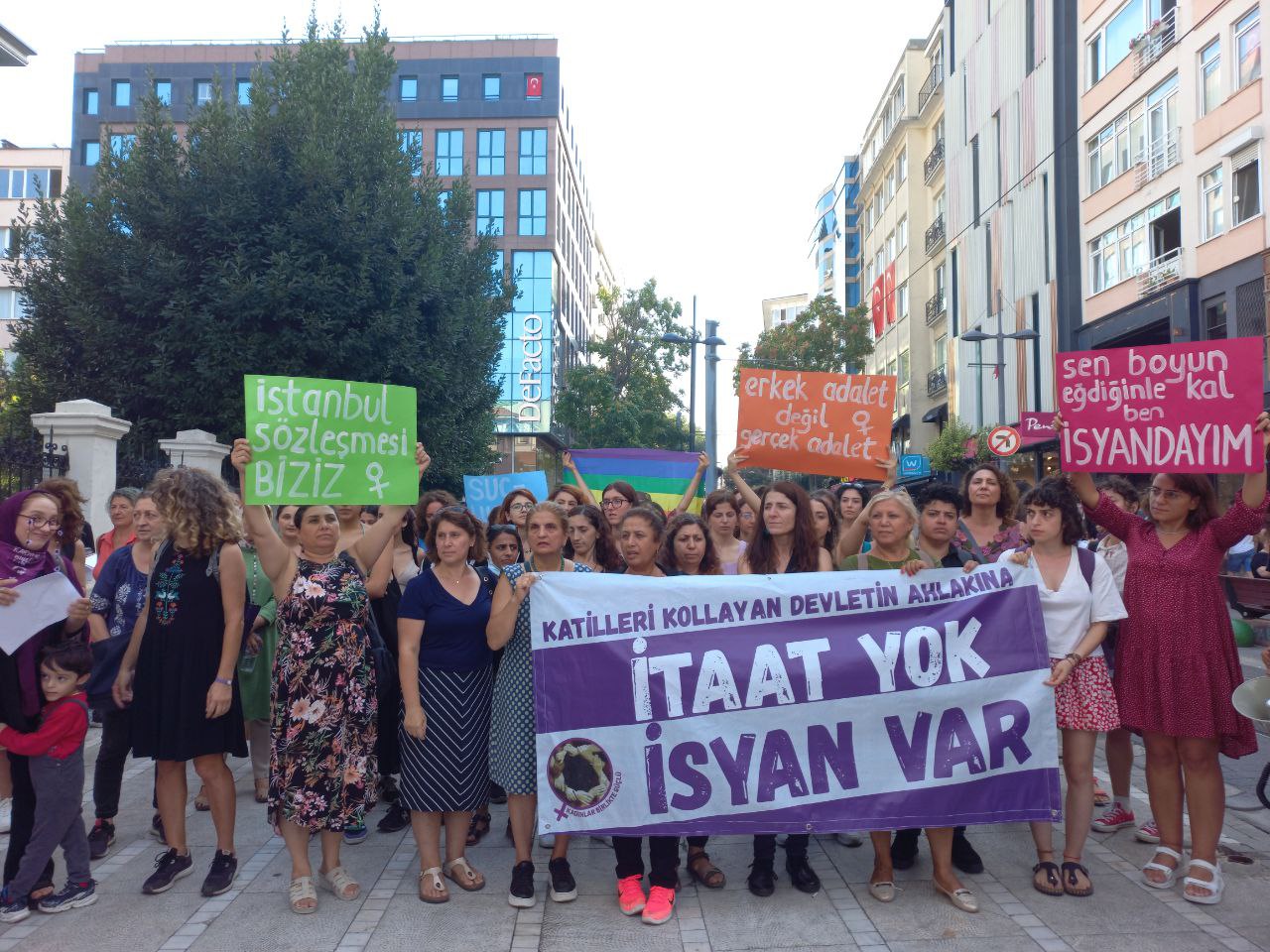 Kadınlar, Gülşen&#8217;i bir günde tutuklayıp tecavüzcüleri serbest bırakan yargıya karşı sokakta: &#8220;İtaat yok isyan var&#8221;