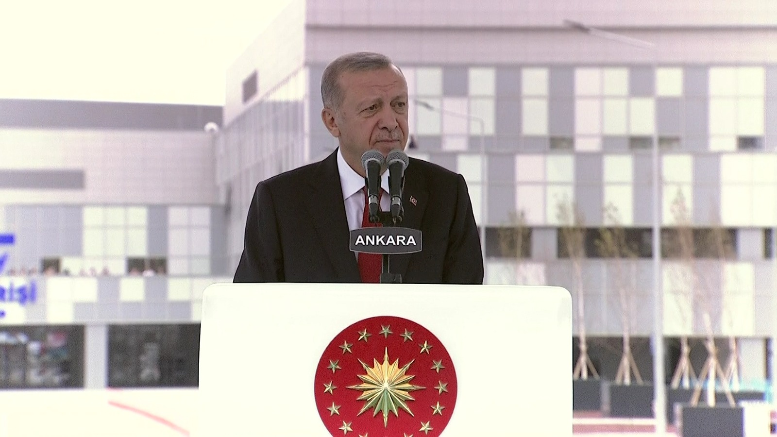 Erdoğan: &#8220;Daha iyi arabaya binmek, daha fazla konsere gidebilmek gibi &#8216;süfli&#8217; heveslerle yurt dışına gidenlere acıyarak bakıyoruz&#8221;