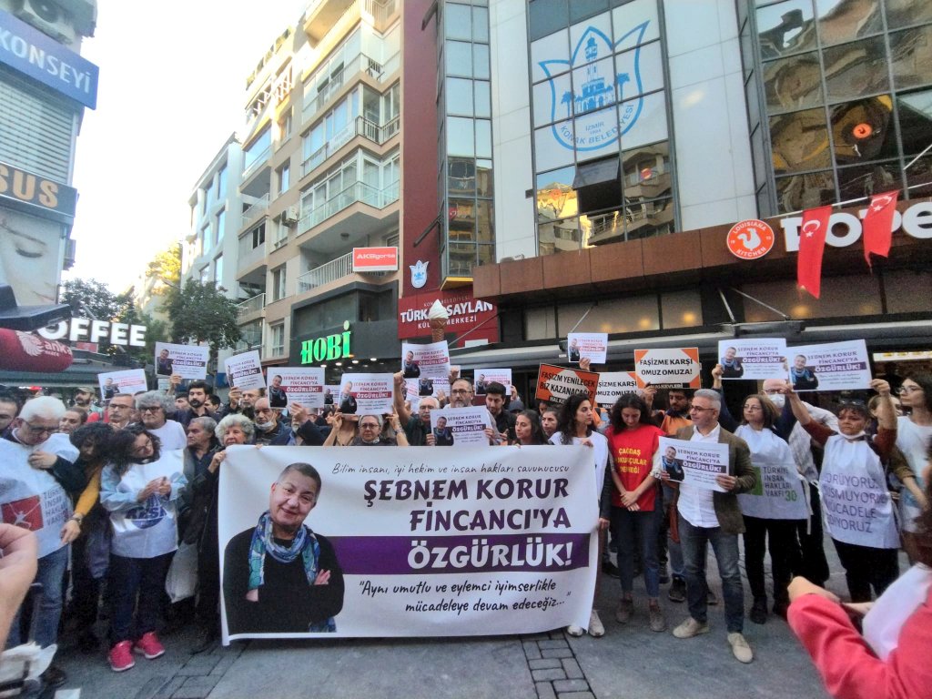 İzmir&#8217;de Şebnem Korur Fincancı eylemi: “Aynı umutla ve eylemci iyimserlikle mücadeleye devam edeceğiz”