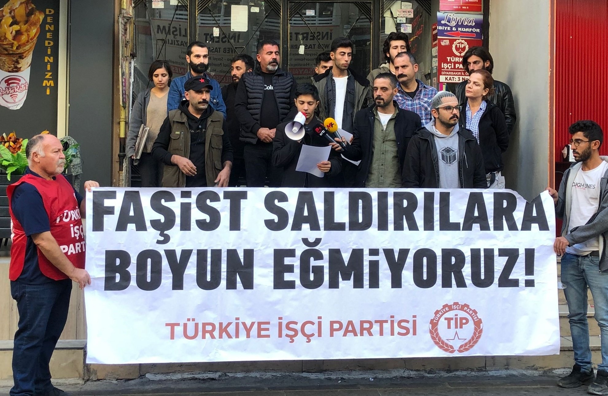 Diyarbakır&#8217;da TİP üyesine saldırı protesto edildi: &#8220;Dimdik ayaktayız ve yan yanayız&#8221;