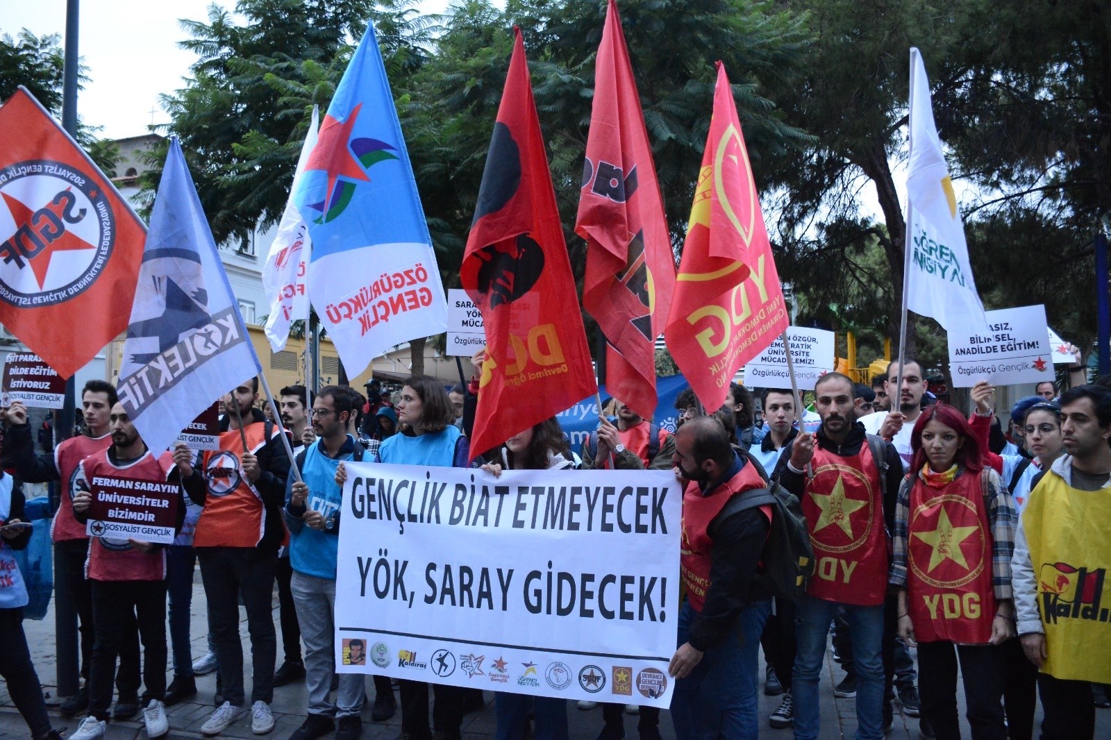 Adana ve İzmir&#8217;de YÖK&#8217;ün kuruluş yıldönümünde eylemler: &#8220;Gençlik biat etmeyecek; YÖK, Saray gidecek&#8221;