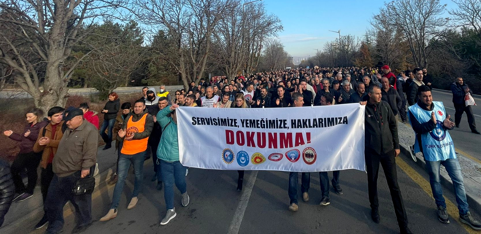 Servislerin kaldırılması ve yemek fiyatlarının dört katına çıkarılmasına karşı ODTÜ emekçileri Rektörlük&#8217;e yürüdü