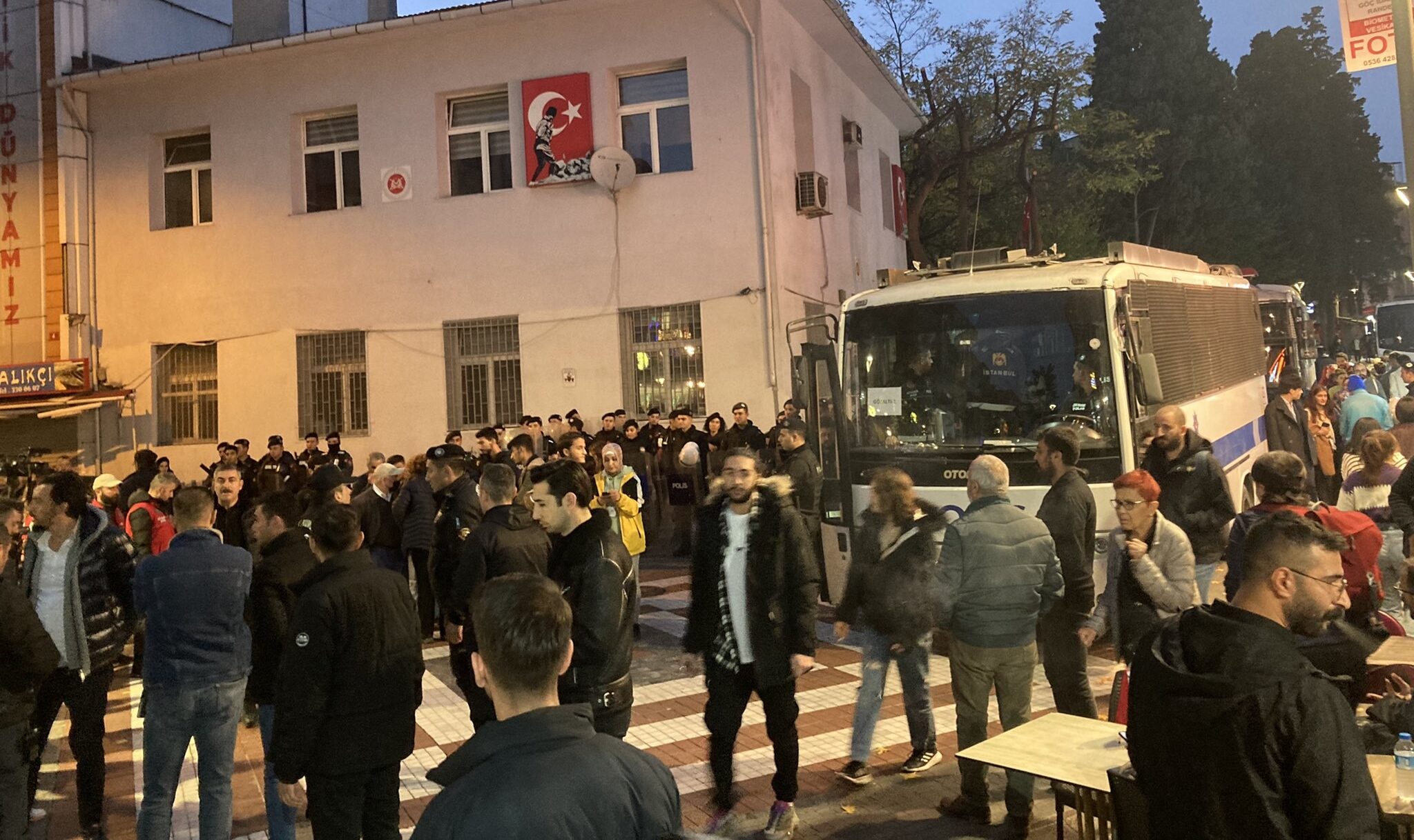 Suruç Katliamı&#8217;nın 88. ayı dolayısıyla yapılmak istenen oturma eylemine polis saldırdı
