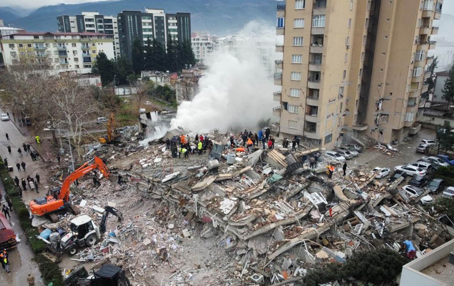 Maraş&#8217;ta projelere onay veren yapı denetim firmasının binası da yıkılmış