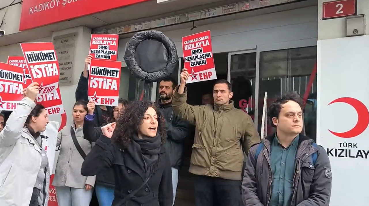 Kızılay önüne siyah çelenk bırakma eylemine polis saldırdı