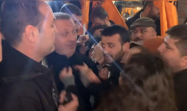 Halkevleri Ankara&#8217;da sokağa indi, polis barikatı kâr etmedi: Ellerimiz yakanızda! Dayanışmamızı engelleyemezsiniz!