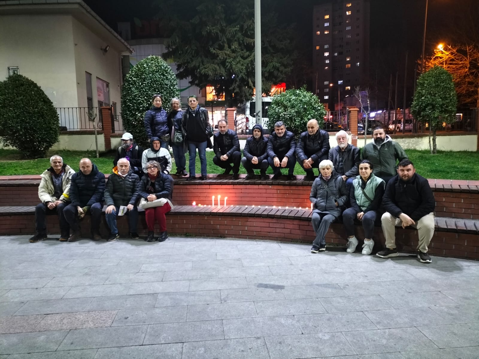 Depremlerde hayatını kaybedenler için anmalar pencerelerde, parklarda, sokaklarda mumlar yakılarak devam ediyor