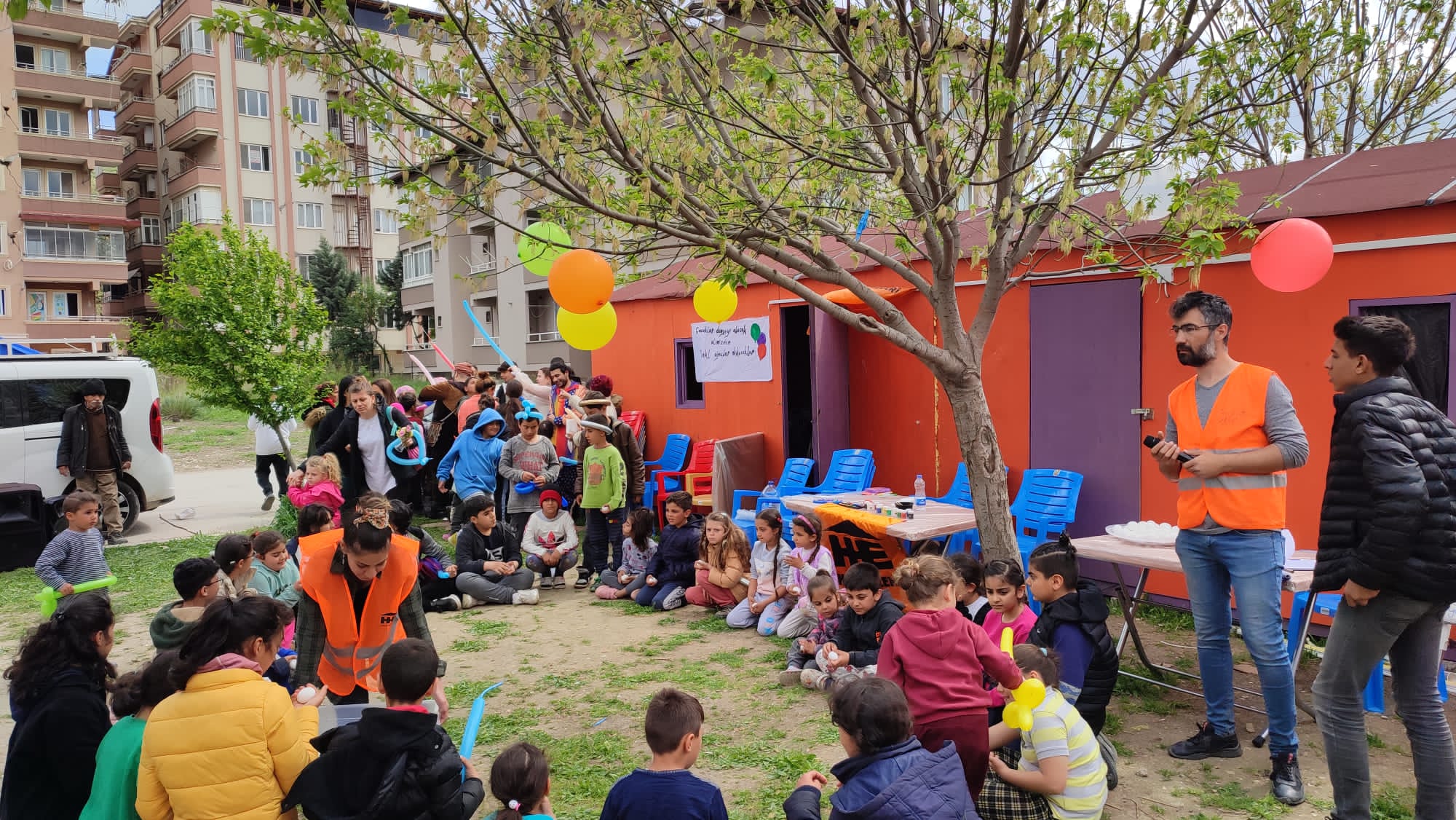 Hatay&#8217;da çocuk şenliği: &#8220;Çocuklar dünyayı alacak elimizden, renkli ağaçlar dikecekler!&#8221;