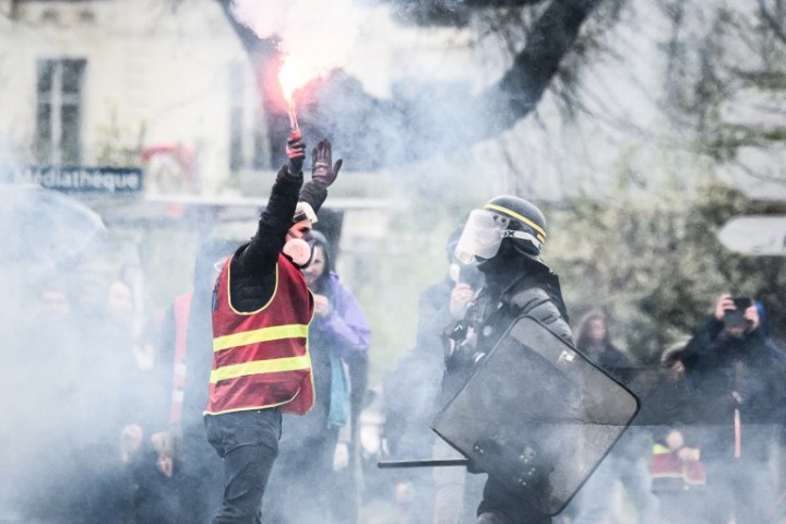 Fransa&#8217;da haftalardır kitlesel eylemlere yol açan emeklilik reformu yasalaştı