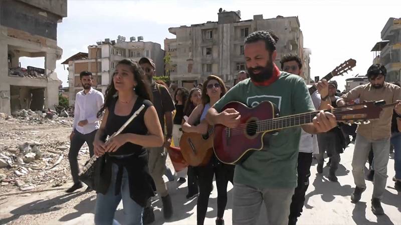 Müzisyenler depremin 75&#8217;inci gününde Antakya&#8217;da  şarkılar eşliğinde yürüdü