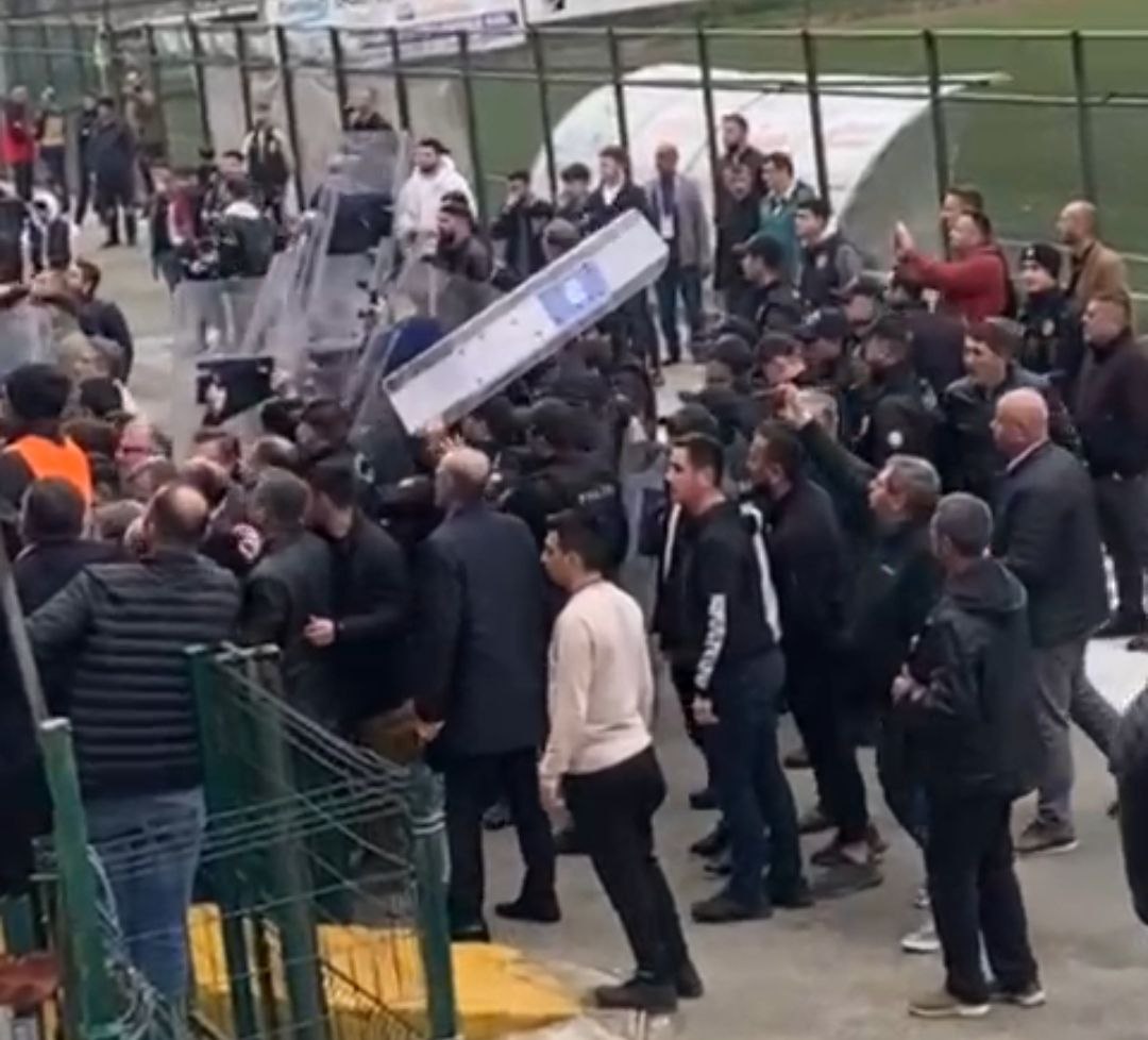 Hopaspor taraftarları kendilerine şampiyonluk vadeden AKP Artvin Milletvekili Adayı Faruk Çelik&#8217;i stadyumdan kovdu