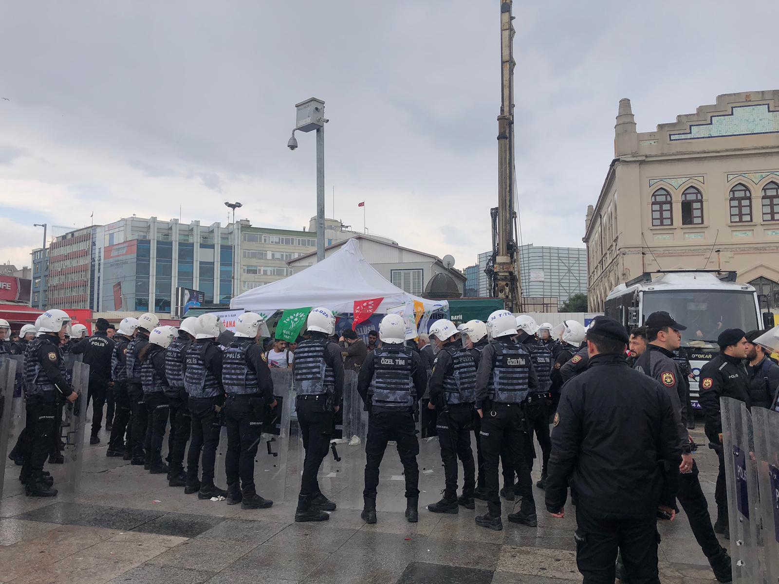 Kadıköy ve Sancaktepe&#8217;de Yeşil Sol Parti seçim stantlarına polis saldırdı, gözaltılar var