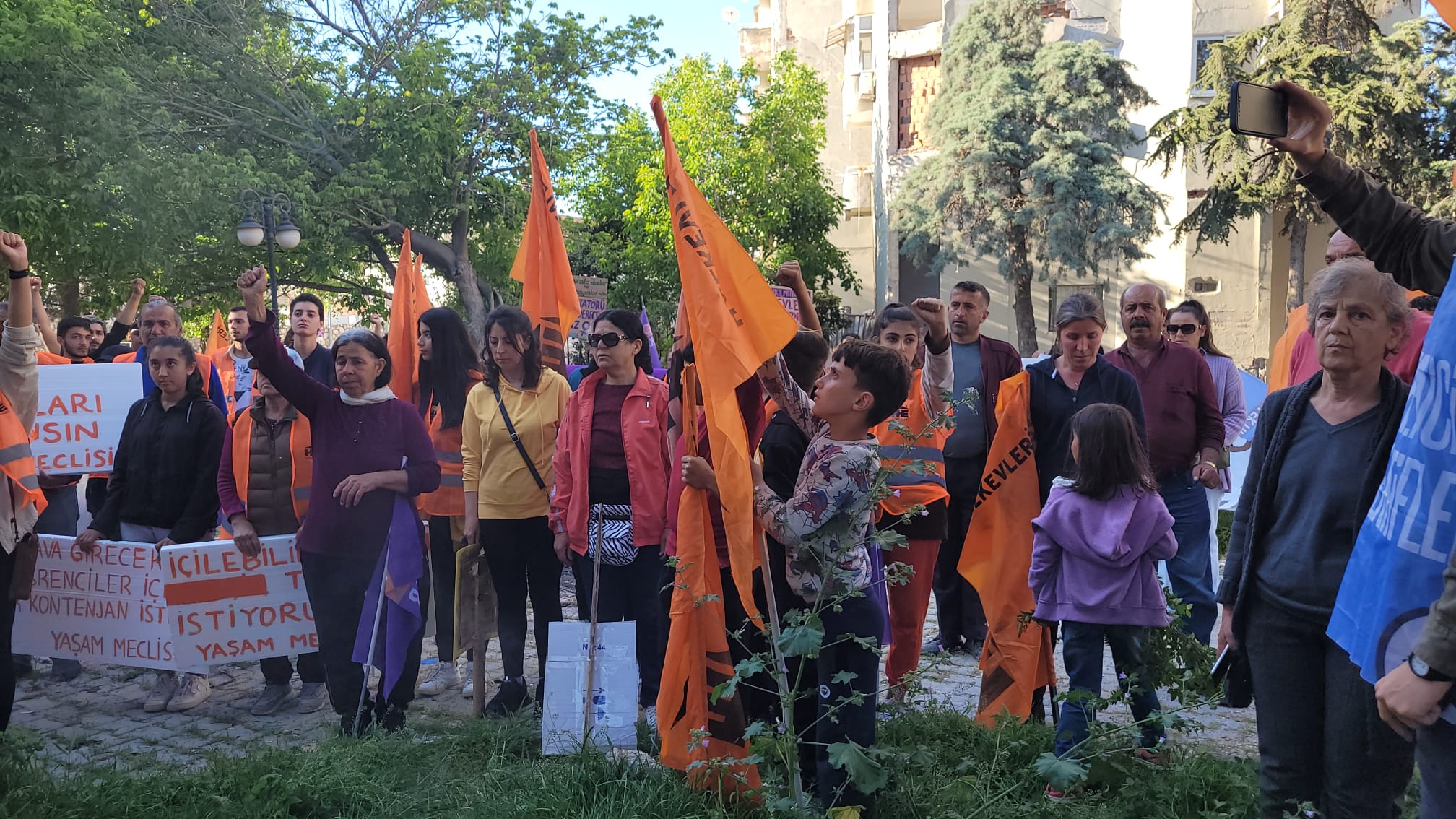 Hatay&#8217;da 1 Mayıs: &#8220;Bize bunu yaşatanlardan hesap sormak için tüm gücümüzle mücadele edeceğiz&#8221;