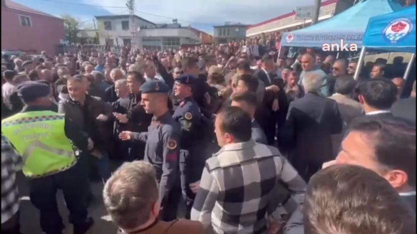 Belediyeye ait midibüs kazasında 5 kişi yaşamını yitirmişti: Cenazede Büyükşehir Belediye Başkanı&#8217;na tepki