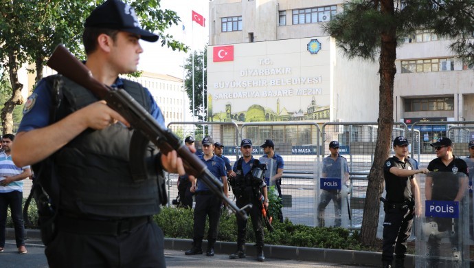Soylu talimat verdi: Diyarbakır&#8217;da kayyum yönetimindeki belediyelerde laptoplar emniyete teslim edildi