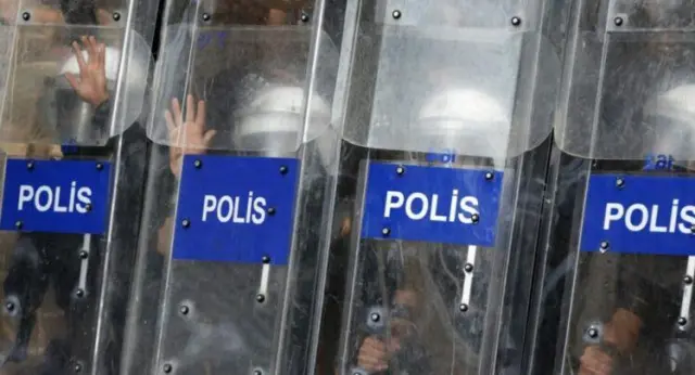 AYM’nin &#8220;kötü muamele&#8221; kararına rağmen terfi eden polis, hakkında haber yapan gazetelerden şikayetçi oldu