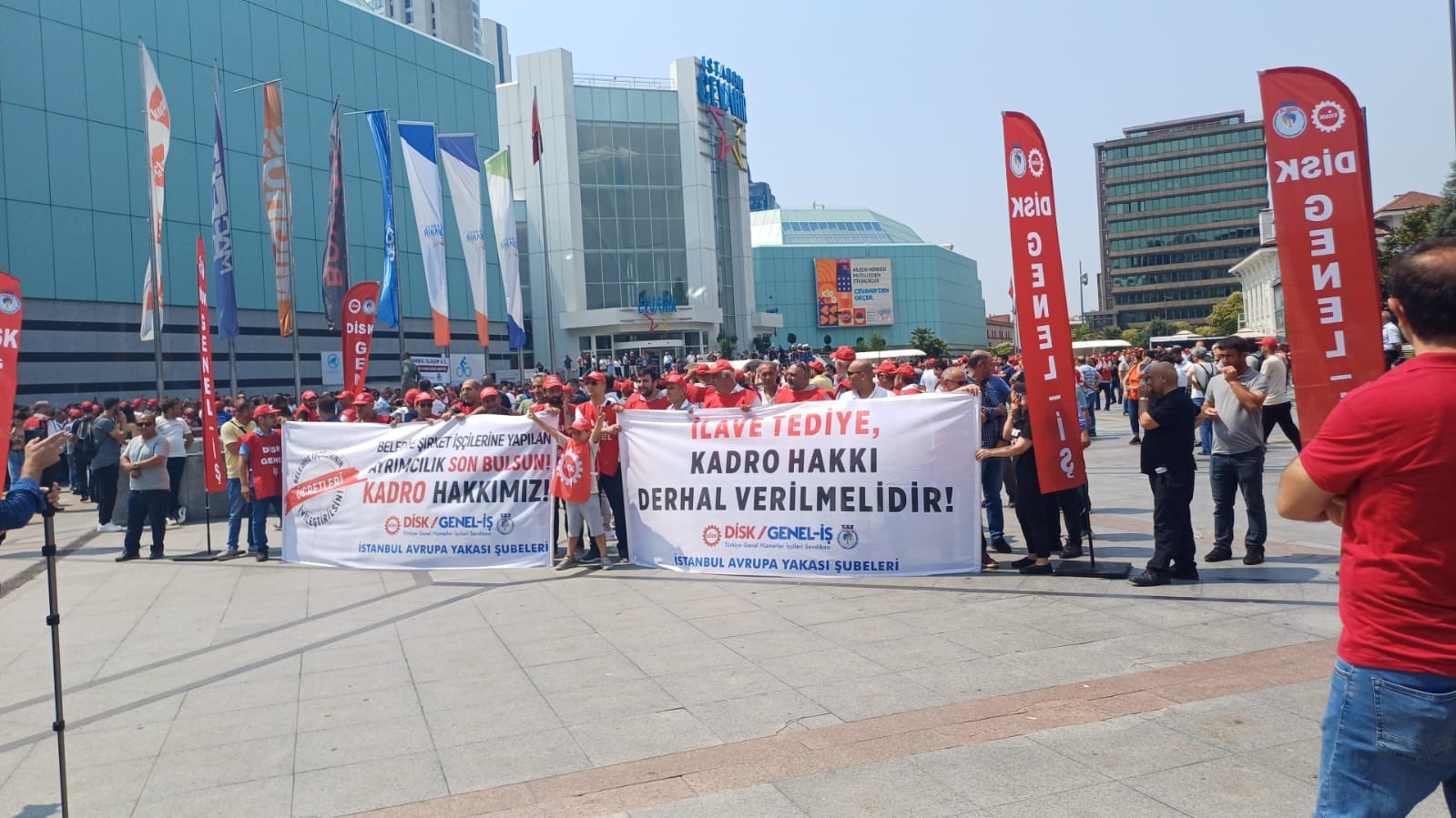 DİSK Genel-İş üyesi işçiler, birçok kentte ek protokol ve kadro talebiyle iş bıraktı