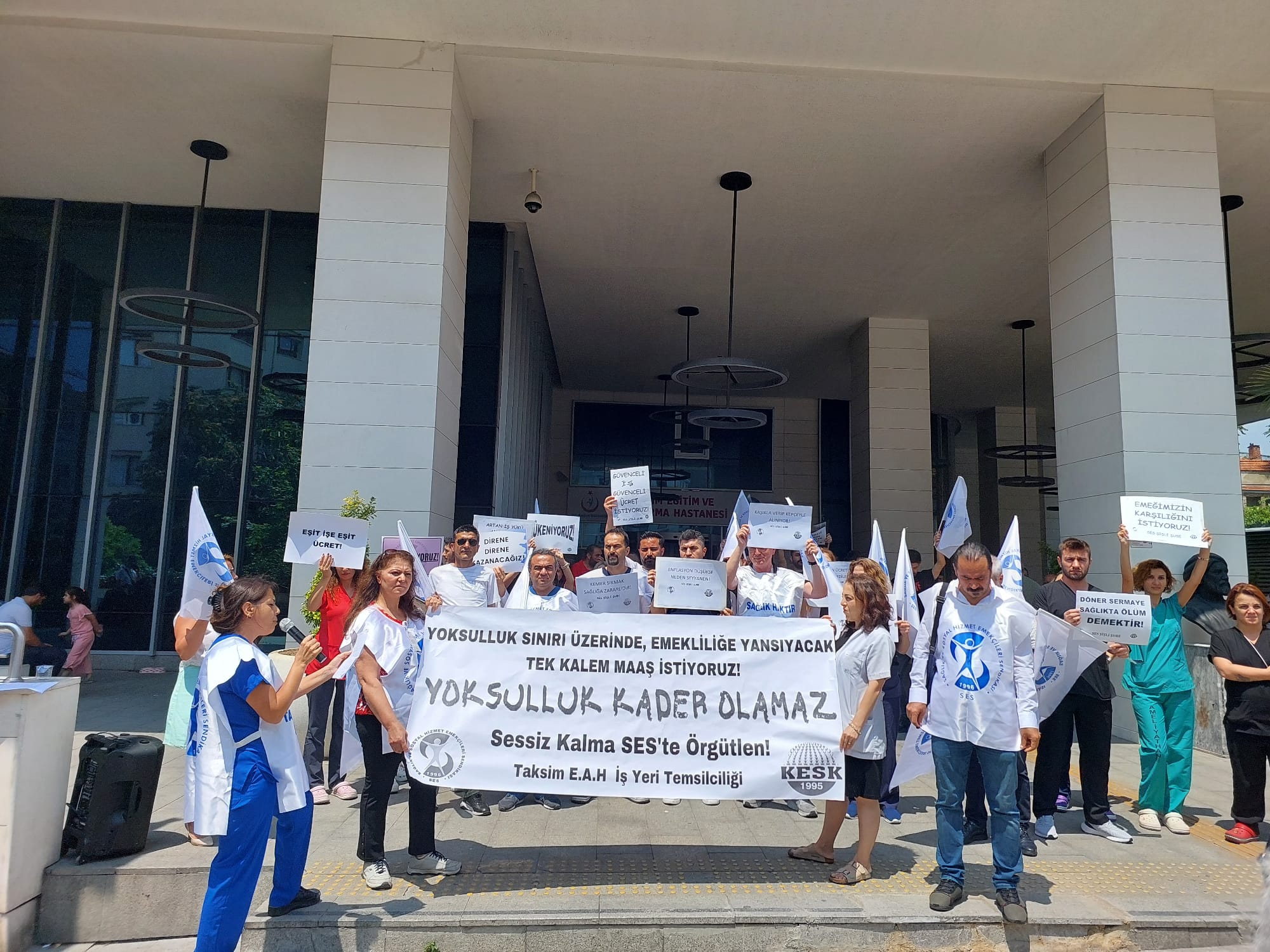 Sağlık emekçilerinden hayat pahalılığına karşı eylem: &#8220;Yoksulluk kader olamaz!&#8221;