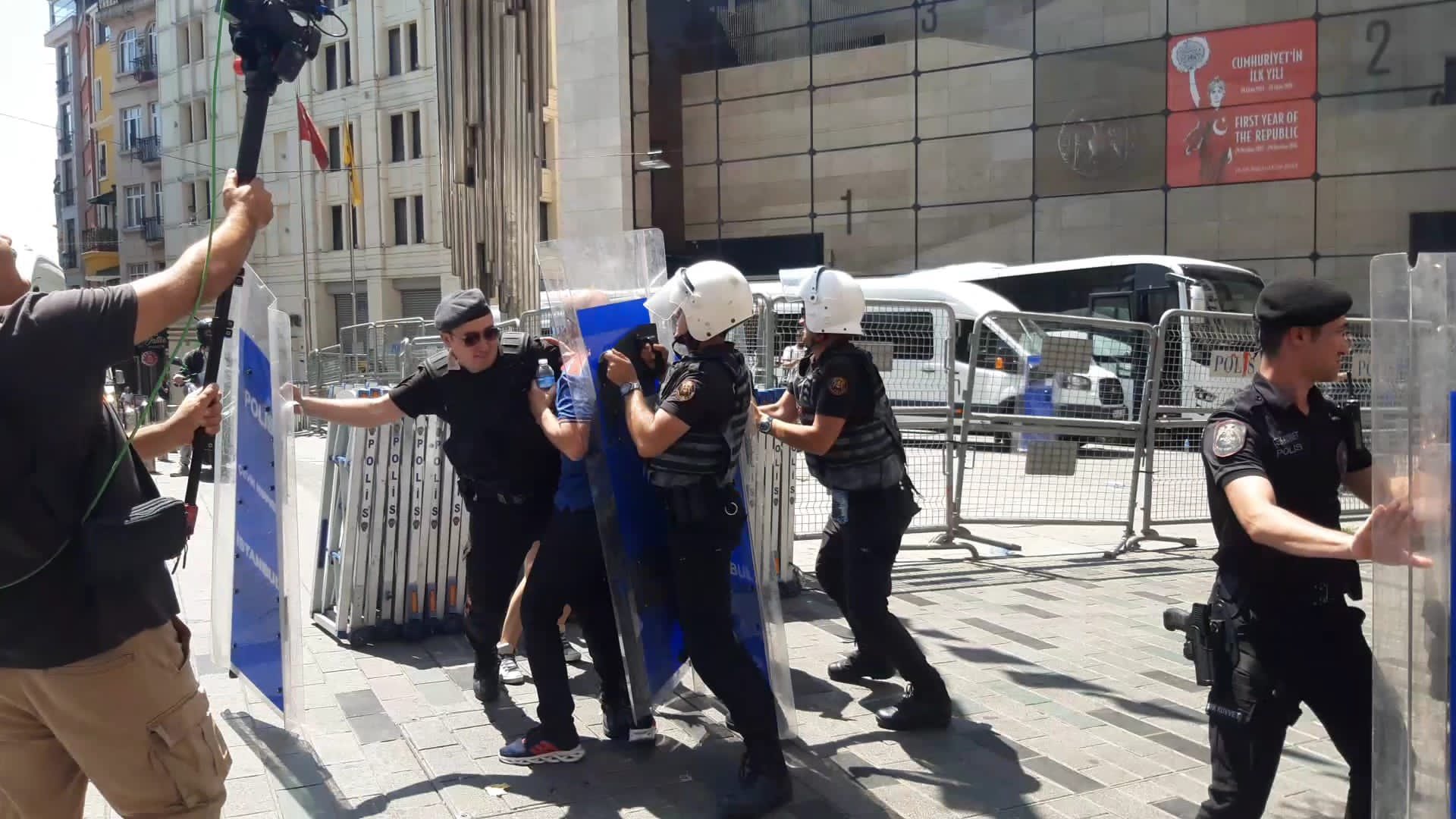 #CumartesiAnneleri955Hafta: Galatasaray Meydanı’ndan vazgeçmediler, AYM kararlarına rağmen gözaltına alındılar