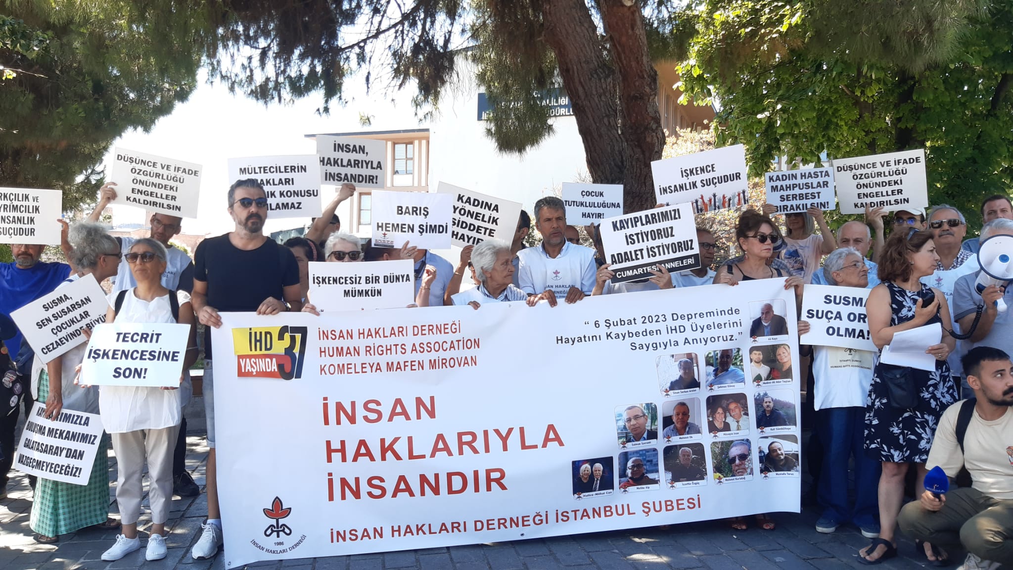 İnsan Hakları Derneği 37&#8217;nci yaşını depremde hayatını kaybeden üyelerine adadı: &#8220;İnsan haklarıyla insandır&#8221;