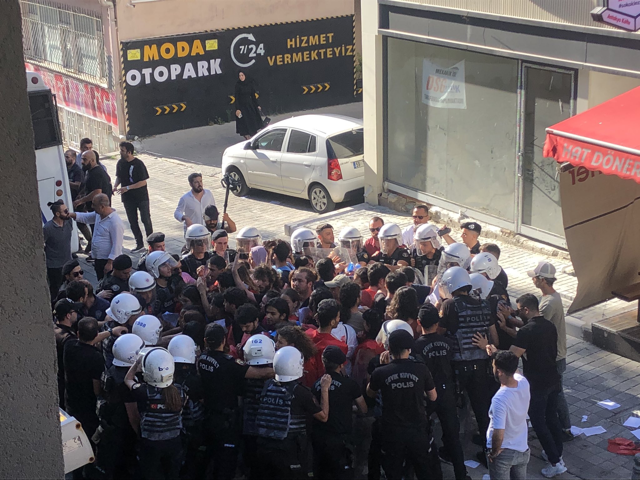 Suruç Katliamı anması için bildiri dağıtımına polis saldırısıyla 46 kişi gözaltına alındı: 9&#8217;u tutuklama talebiyle mahkemeye sevk edildi
