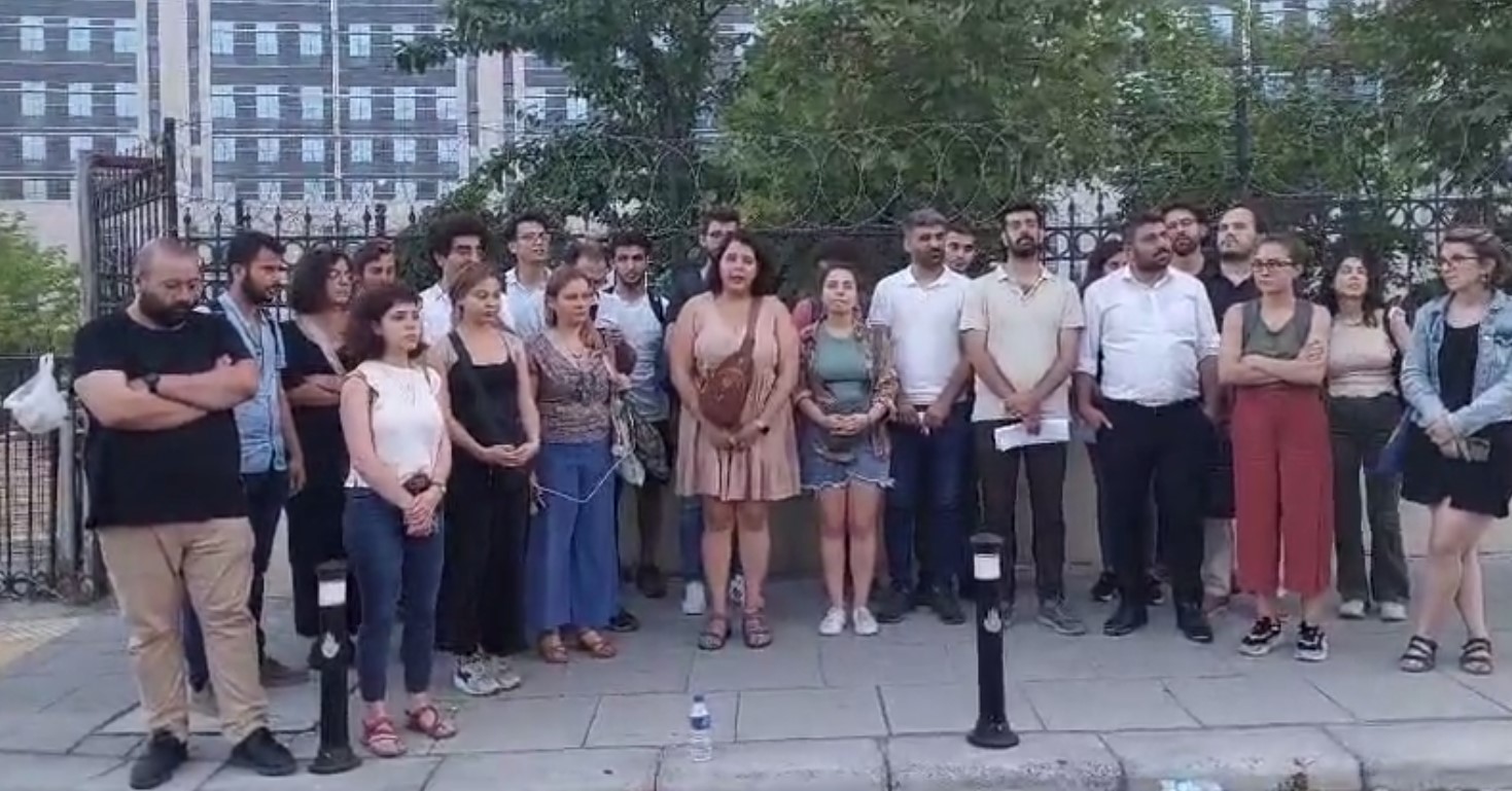 Suruç Katliamı&#8217;nın yıldönümünde yapılan eylemlerde gözaltına alınan 121 kişi 11 saat sonra serbest bırakıldı, 33 kişi hakkında mevcutlu kararı verildi