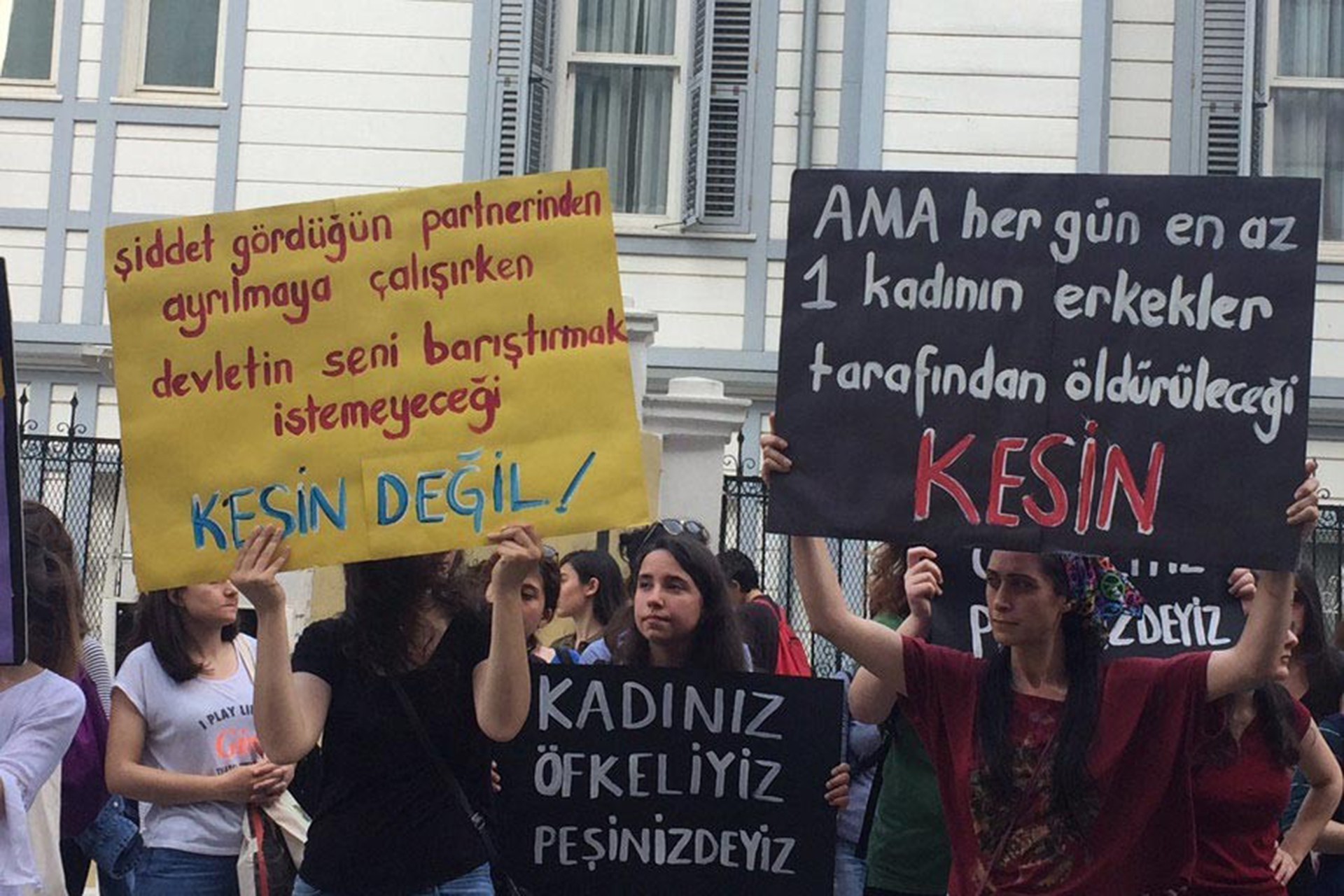 Tecavüzcüler, istismarcılar, kadın katilleri bir kez daha sokağa salınıyor &#8211; Oya Açan (Jin Dergi)